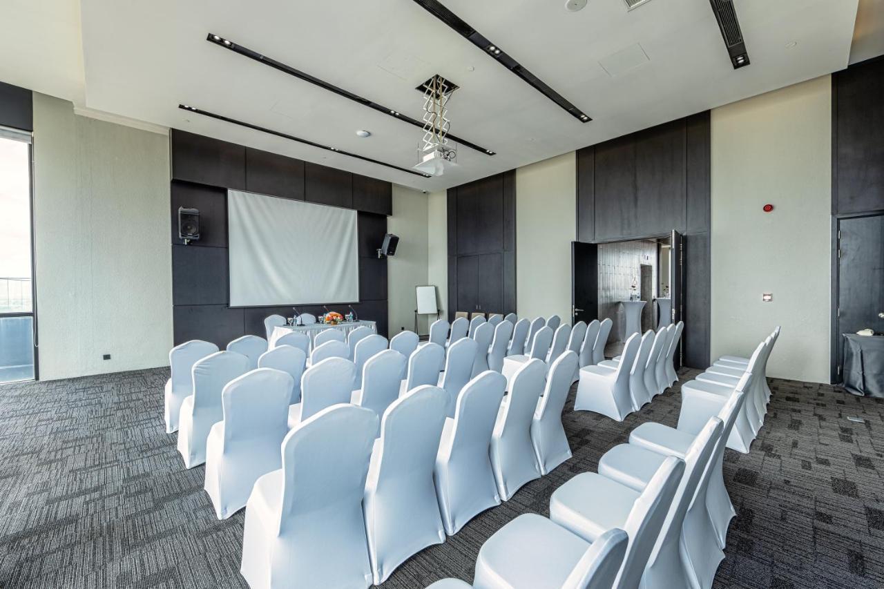 Luxcity Hotel & Apartment Phnom Penh Exteriör bild