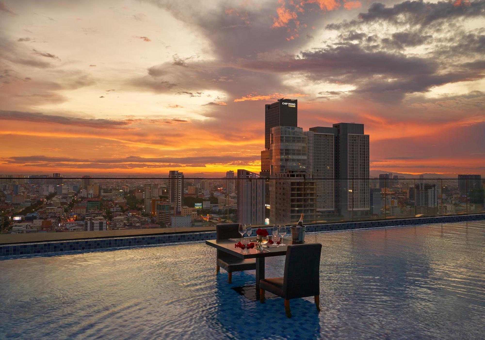 Luxcity Hotel & Apartment Phnom Penh Exteriör bild