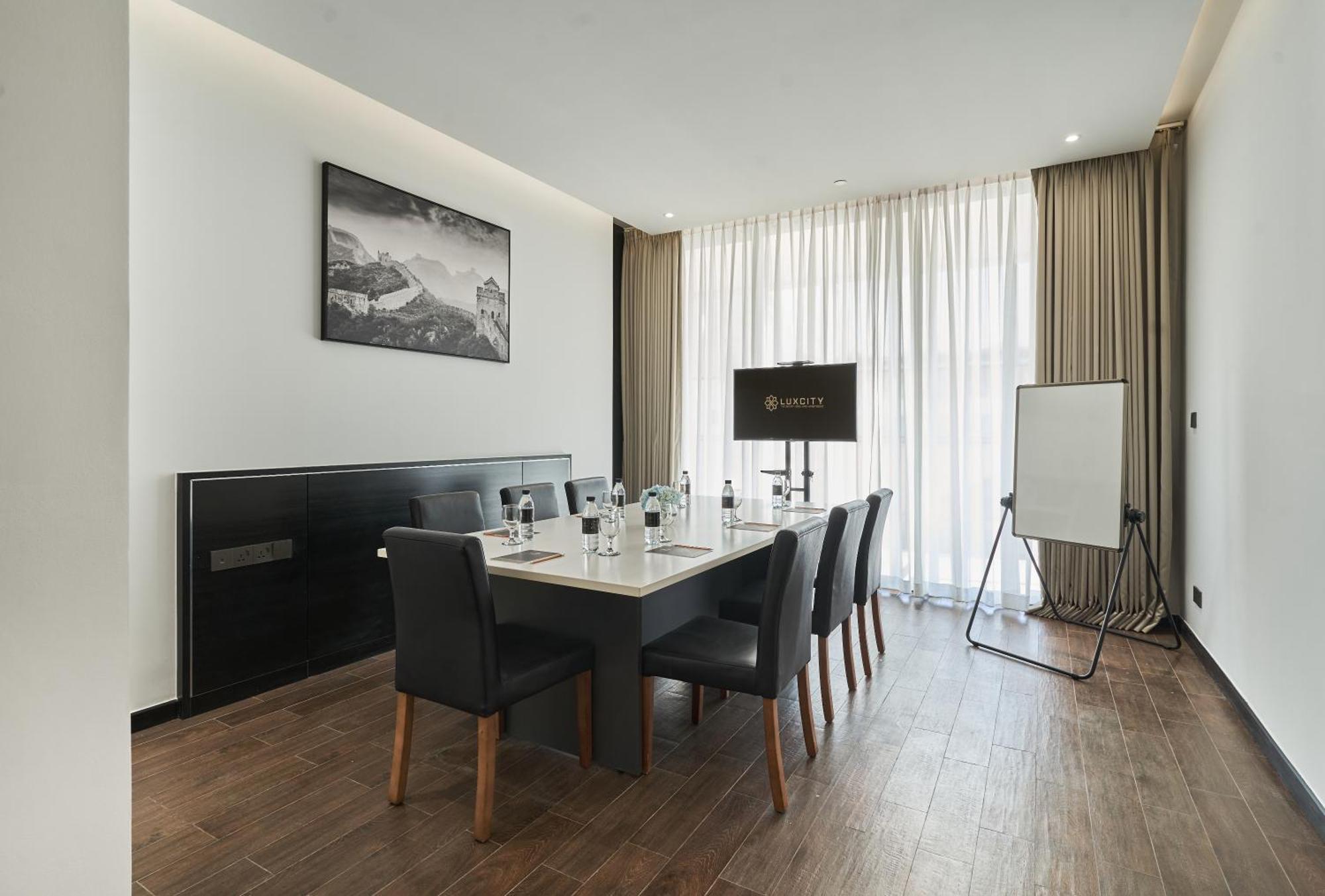 Luxcity Hotel & Apartment Phnom Penh Exteriör bild