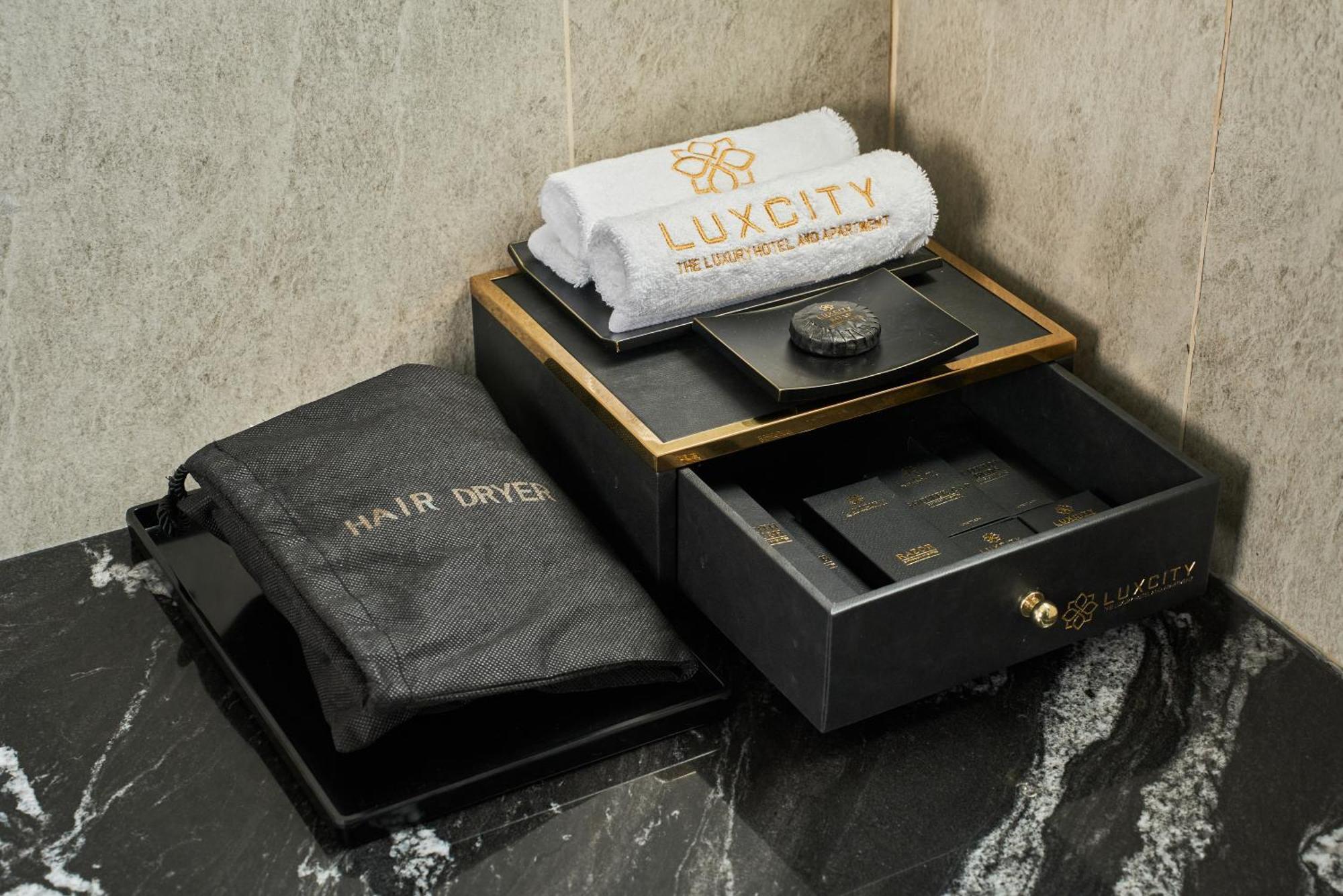 Luxcity Hotel & Apartment Phnom Penh Exteriör bild
