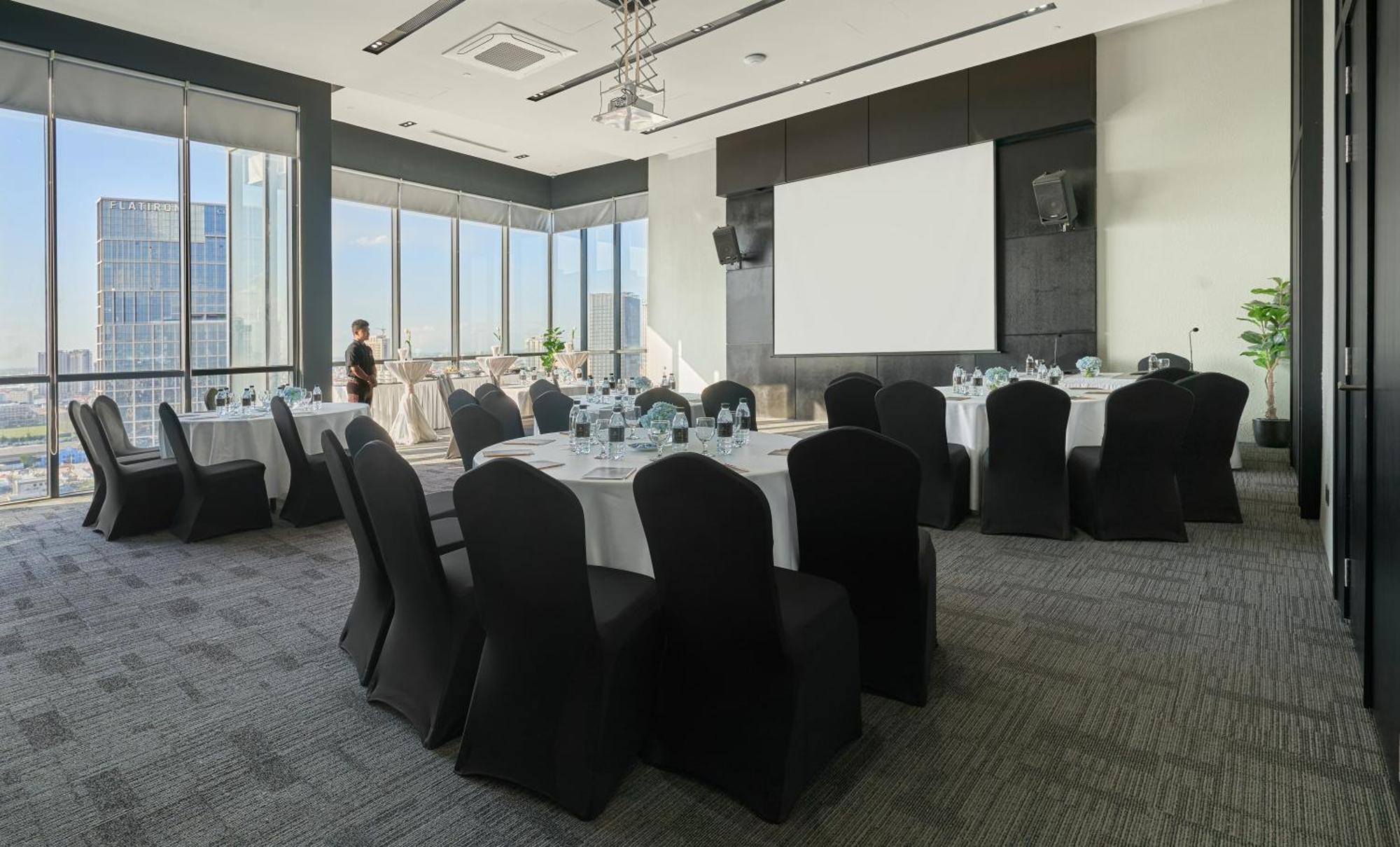 Luxcity Hotel & Apartment Phnom Penh Exteriör bild