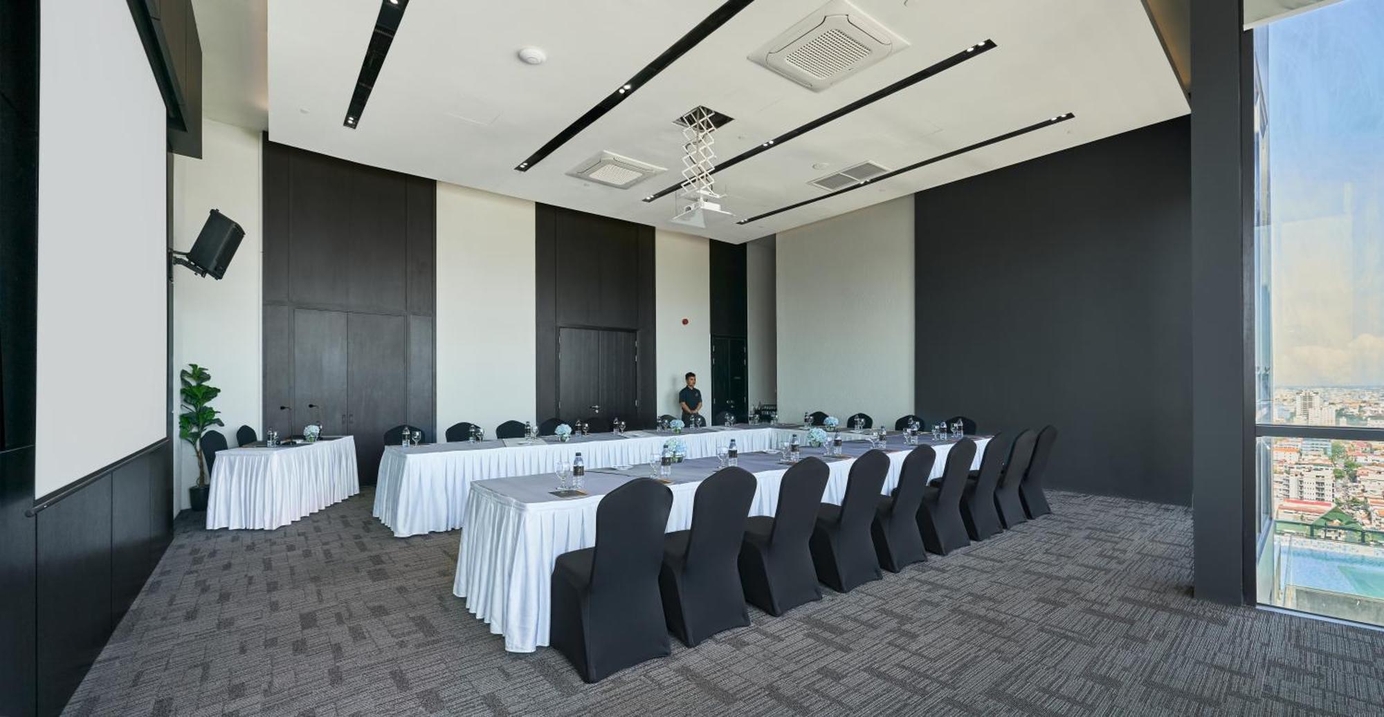 Luxcity Hotel & Apartment Phnom Penh Exteriör bild