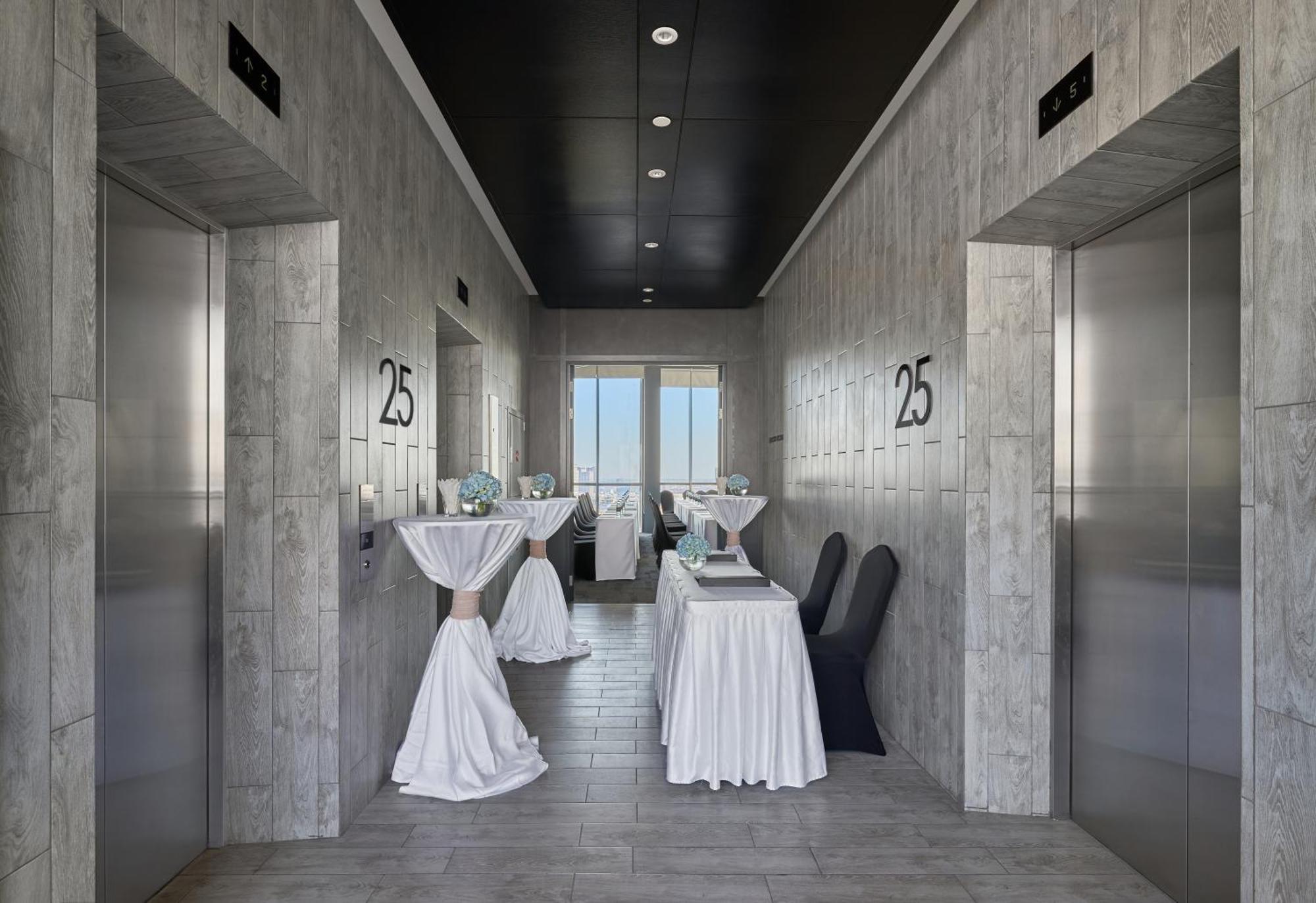 Luxcity Hotel & Apartment Phnom Penh Exteriör bild