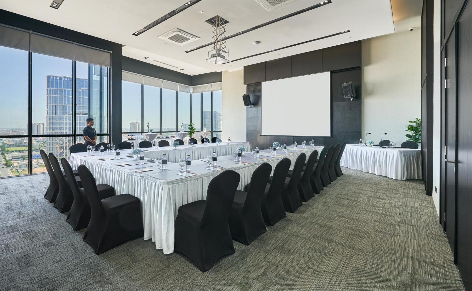 Luxcity Hotel & Apartment Phnom Penh Exteriör bild