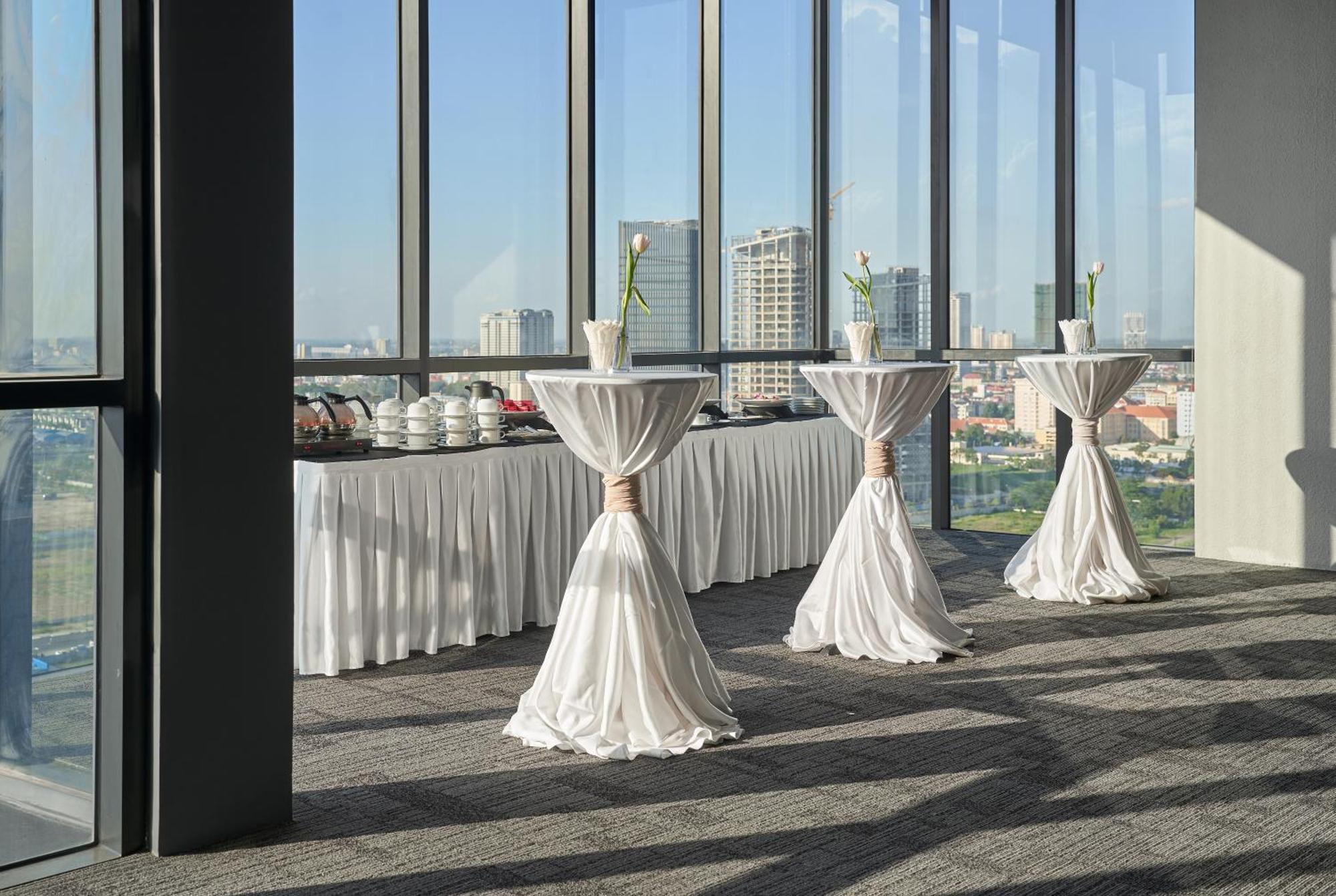 Luxcity Hotel & Apartment Phnom Penh Exteriör bild