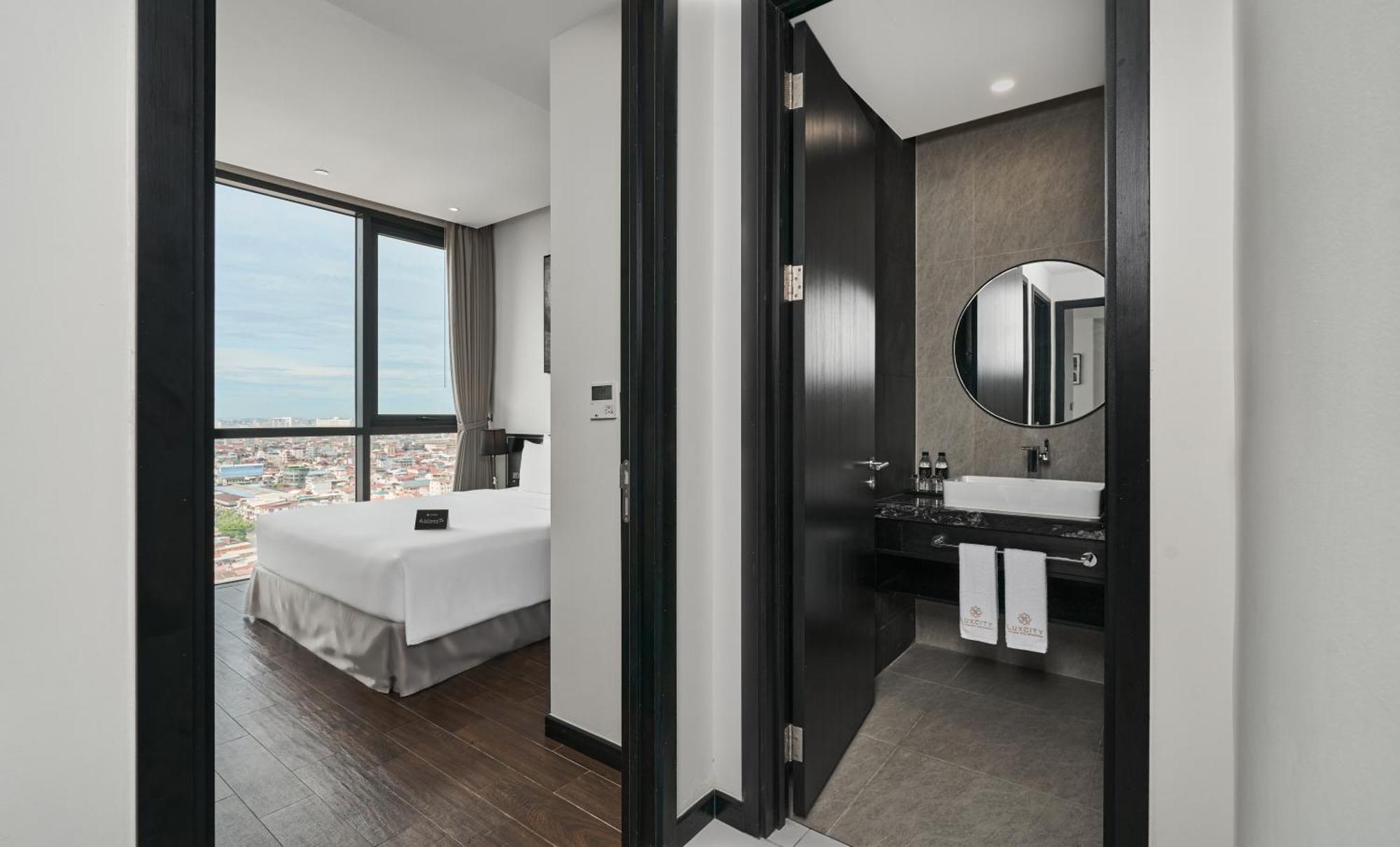 Luxcity Hotel & Apartment Phnom Penh Exteriör bild