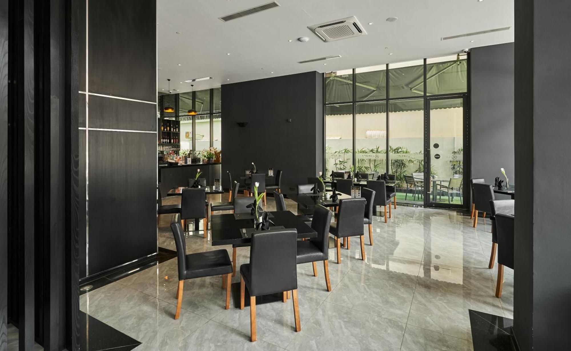Luxcity Hotel & Apartment Phnom Penh Exteriör bild