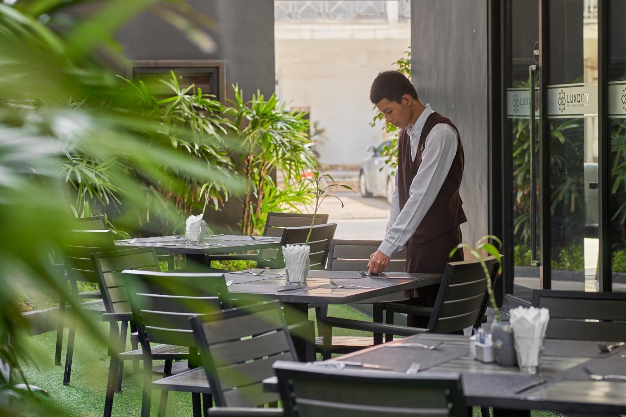 Luxcity Hotel & Apartment Phnom Penh Exteriör bild