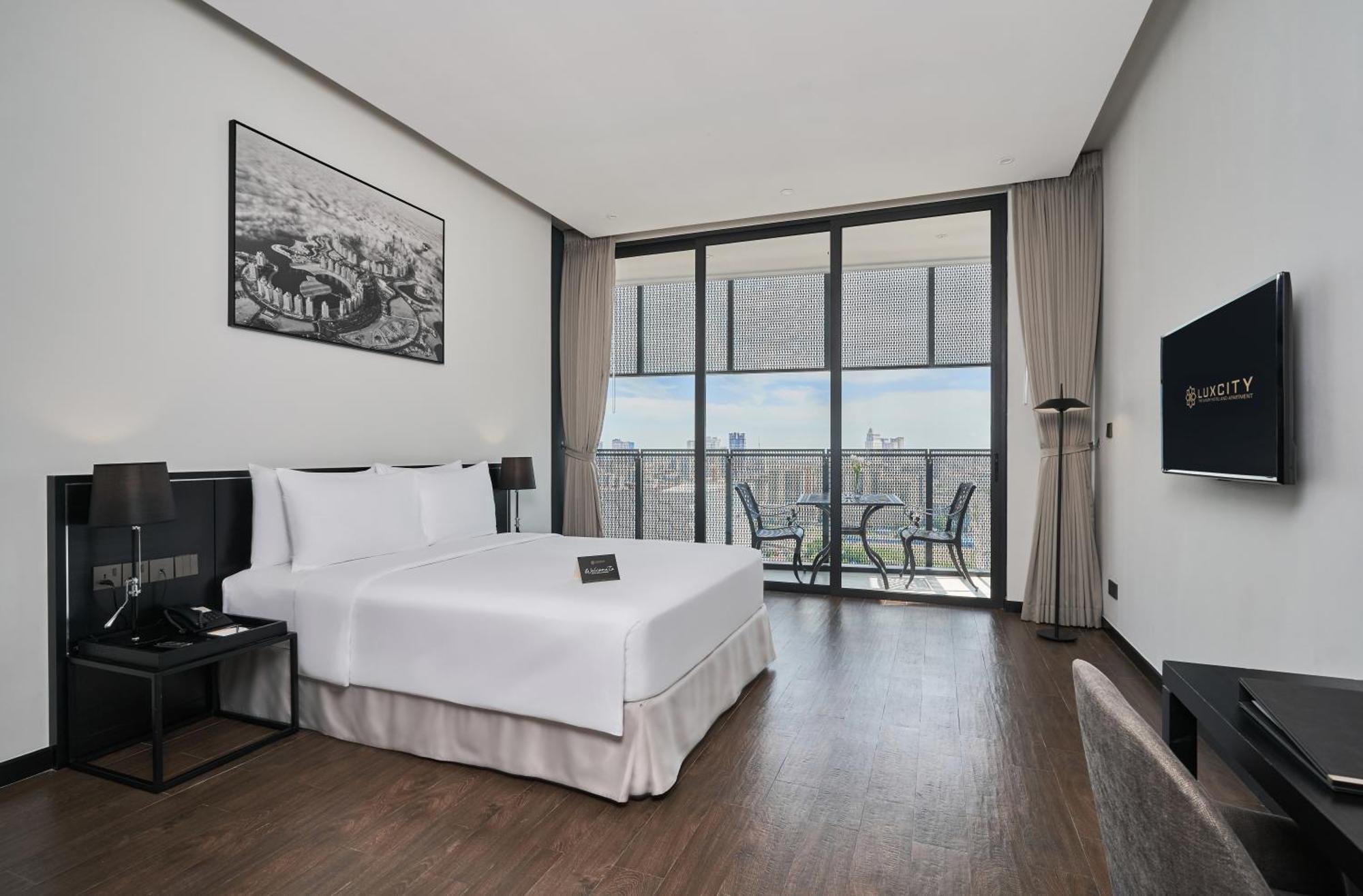 Luxcity Hotel & Apartment Phnom Penh Exteriör bild