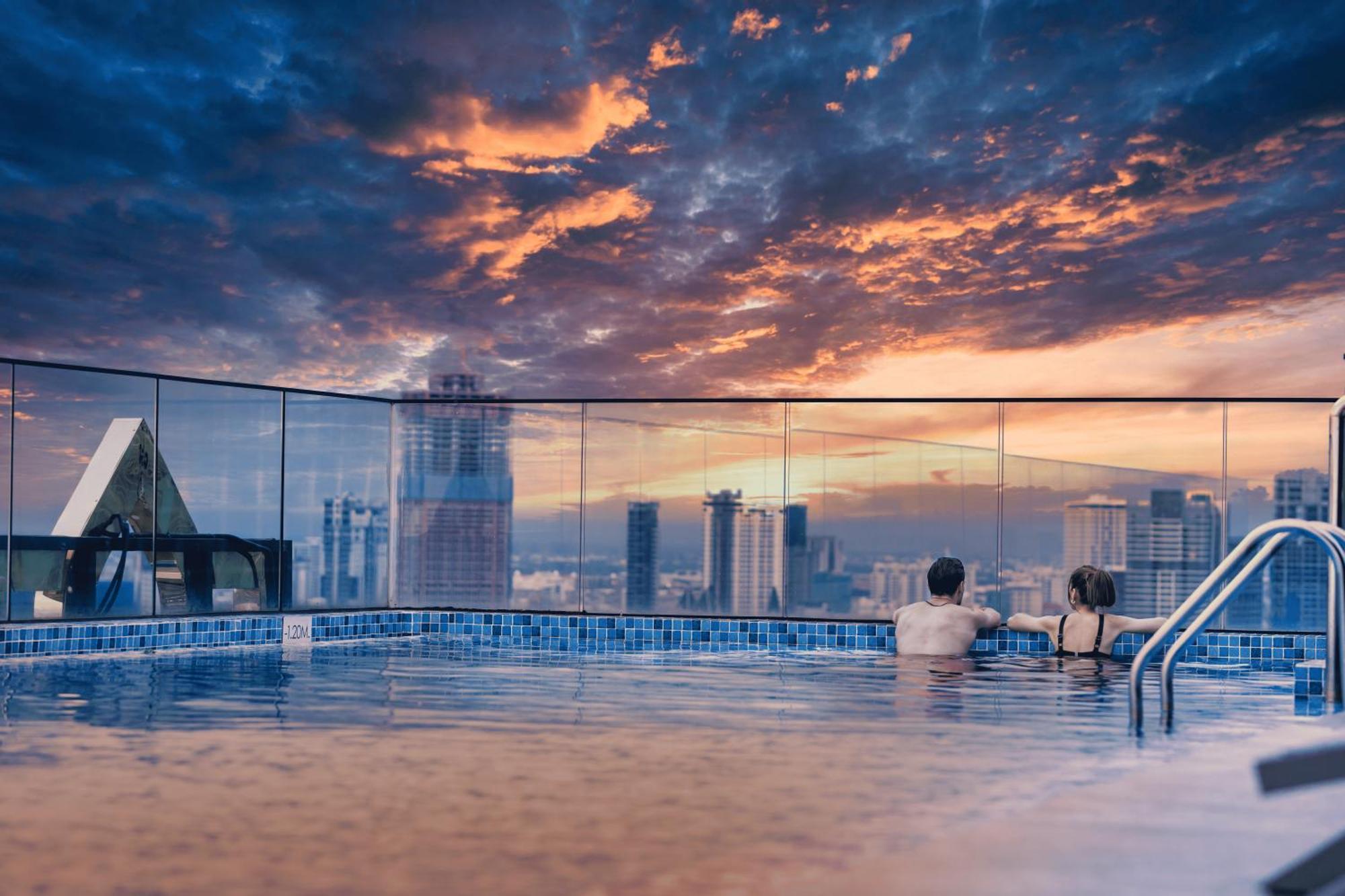 Luxcity Hotel & Apartment Phnom Penh Exteriör bild