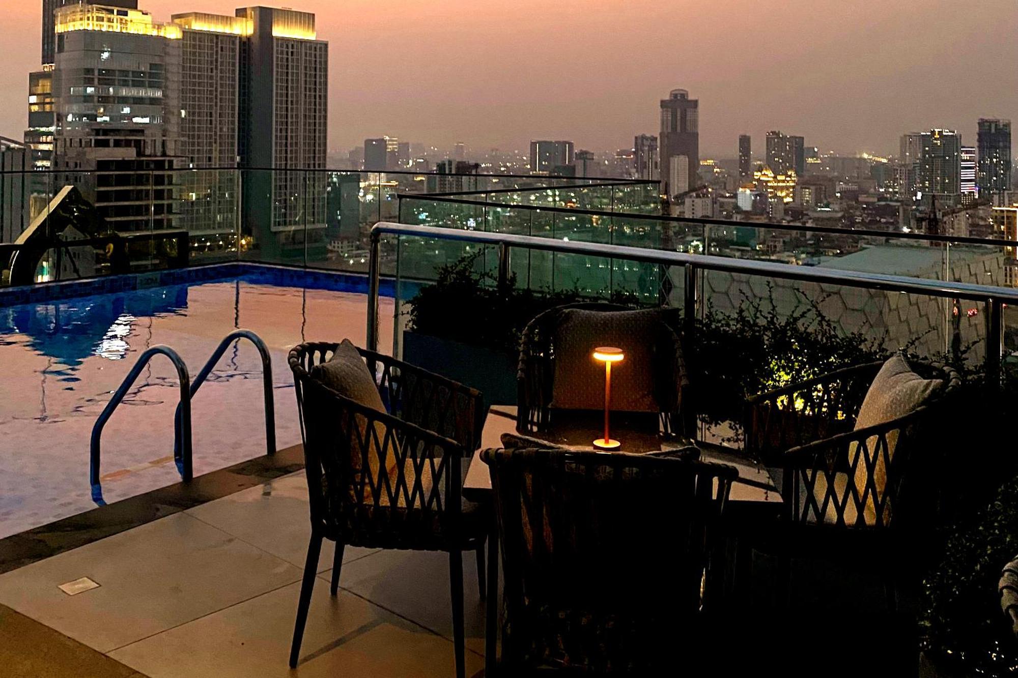 Luxcity Hotel & Apartment Phnom Penh Exteriör bild